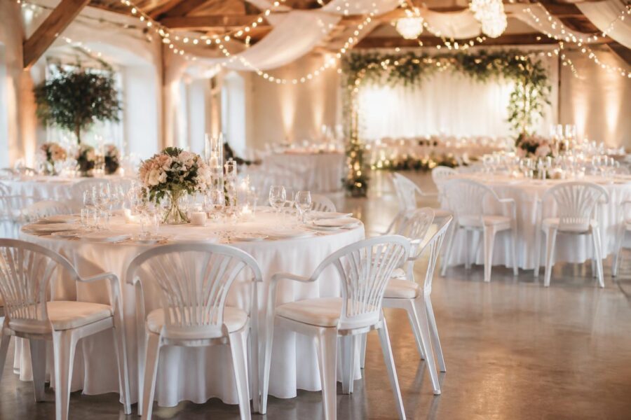 Flexible Sitzlösungen für Hochzeiten: Stilvoll feiern mit stapelbaren Stühlen